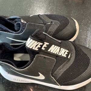 Nike kids flex runner sneakers